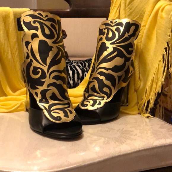 BRAND NEW MIISTA LONDON SANDALS IN BLACK WITH GOLD - Picture 2 of 4